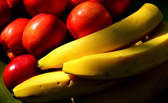 banány a nektarinky